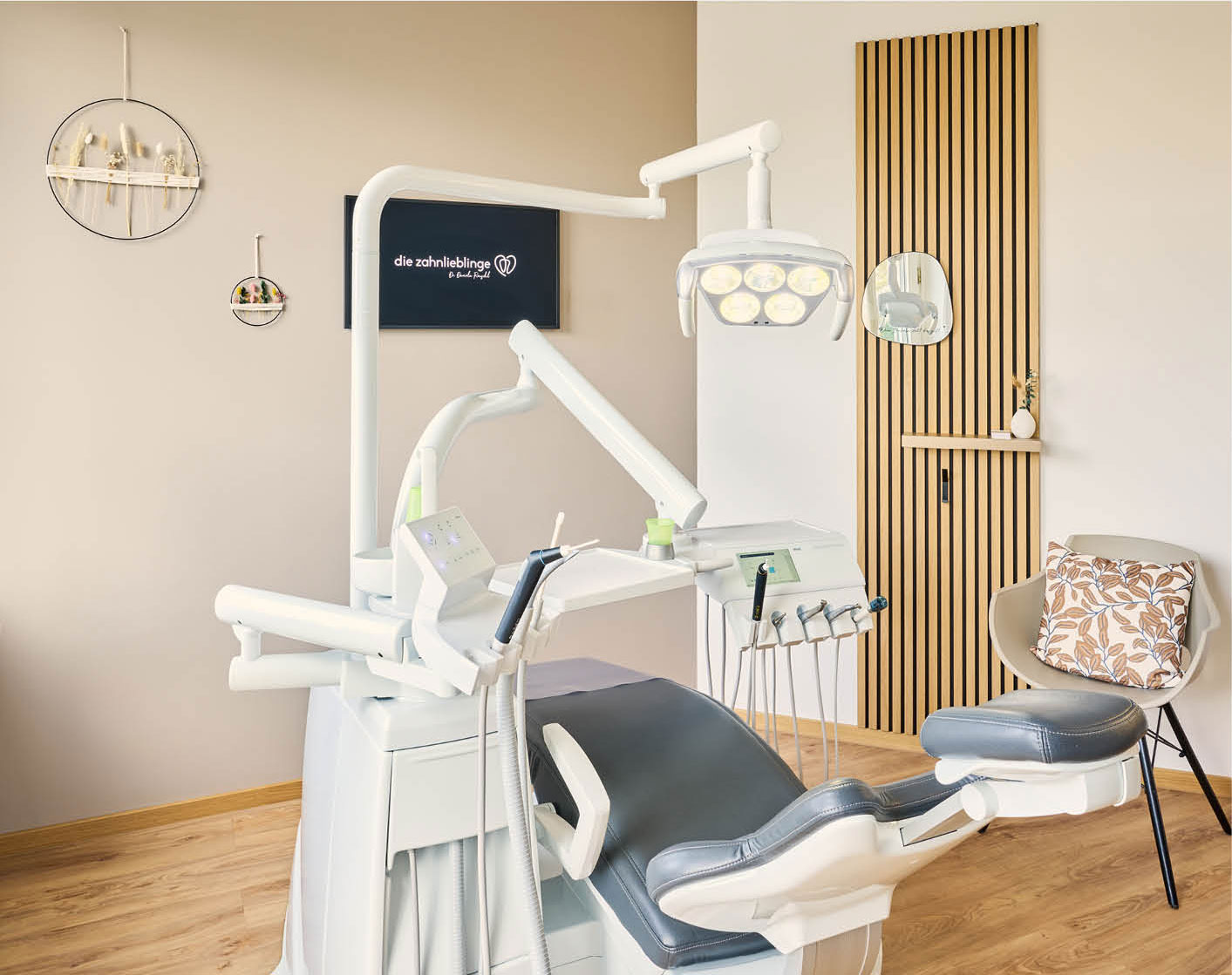 Der modern und im Scandi Stil eingerichtete Behandlungsraum der Zahnarztpraxis zahnlieblinge im Südwestpark Nürnberg